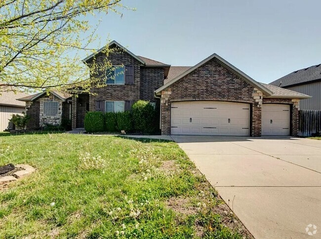 Building Photo - Beautiful 4 bedroom house with privacy fen...