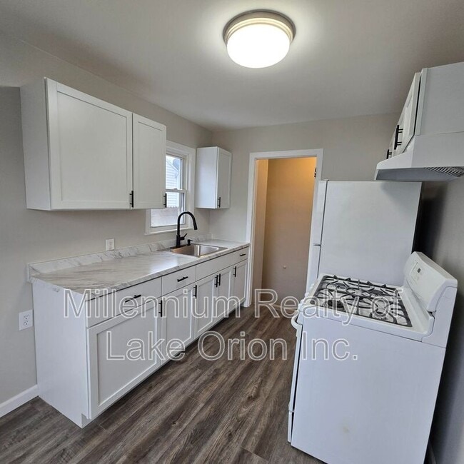 Photo - 353 South Blvd W