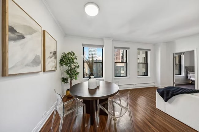 Building Photo - 120 E Chestnut St Rental