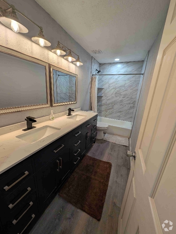 Building Photo - 511 Goliad St Rental