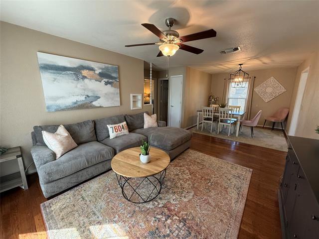 Photo - 501 N Travis St