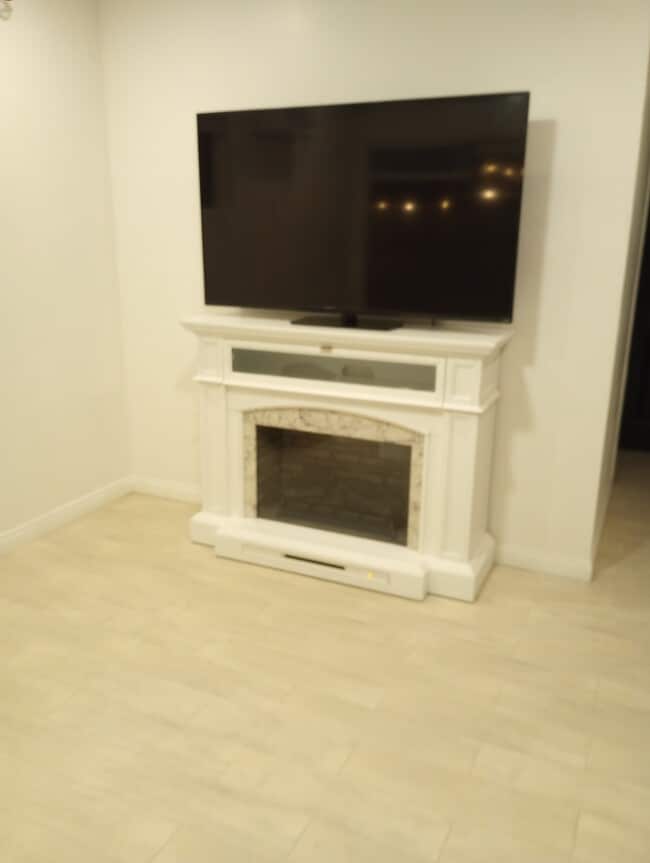 lvr 1 - 4374 Overland Ave