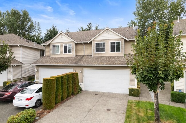 Spacious Townhome with Fenced In Back Yard - Spacious Townhome with Fenced In Back Yard