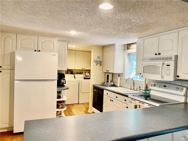 Photo - 148 Pine Tree Path