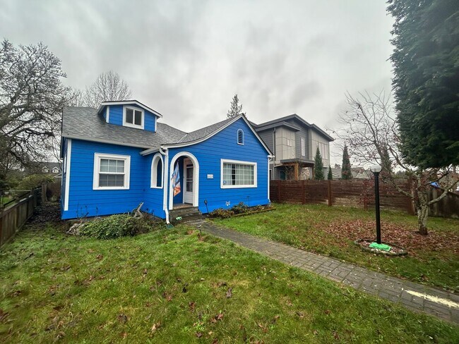 Building Photo - Tacoma Craft man house 3 bd, 1bath with large back yard!