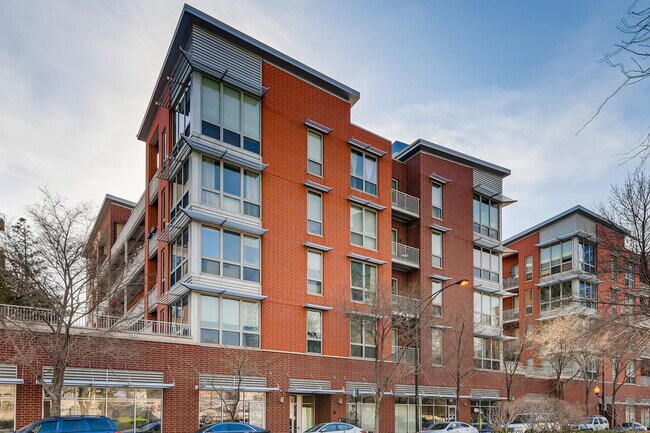 Building Photo - 2025 S Indiana Ave Unit 302