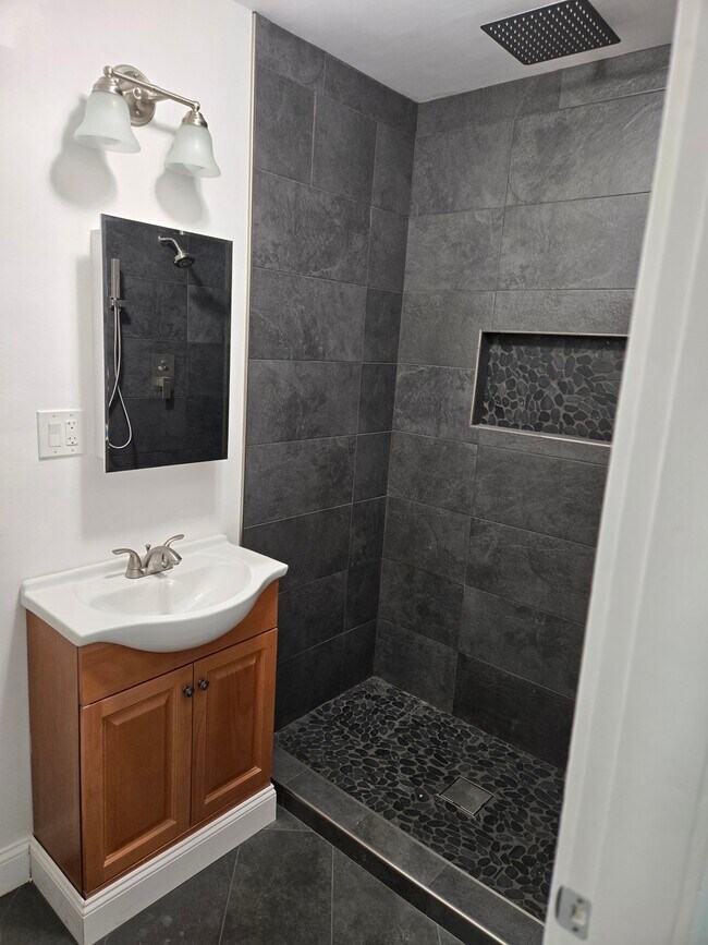 31 Ceres St Unit 2R