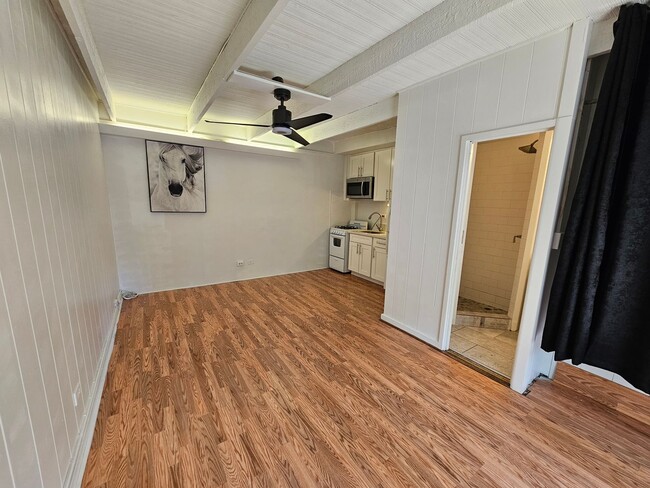 Building Photo - Walkup Studio in Waikiki Unit 204 Rental