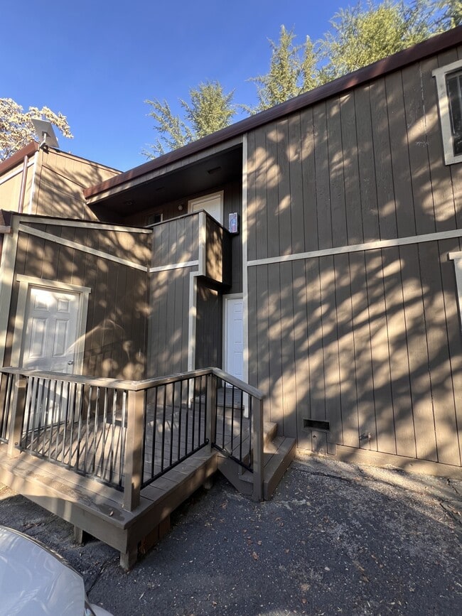 Building Photo - 302 Pleasant St