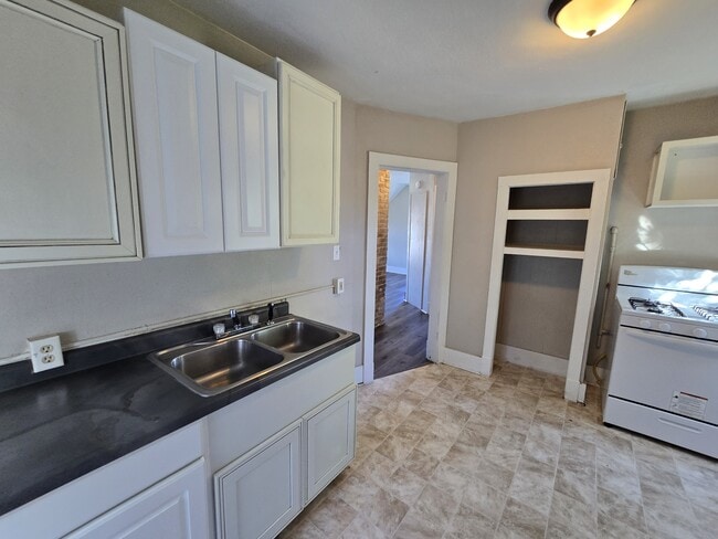 Building Photo - 437 Riehl St