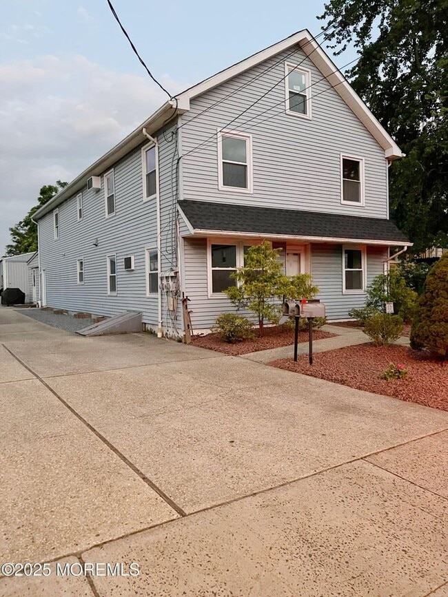 Building Photo - 33 Lower Main St Unit UPPER LEVEL-UPPER LEVEL Rental