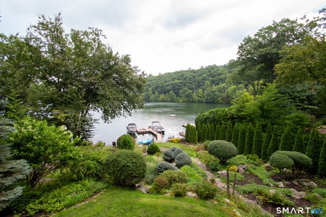 4 Chimney Point Rd