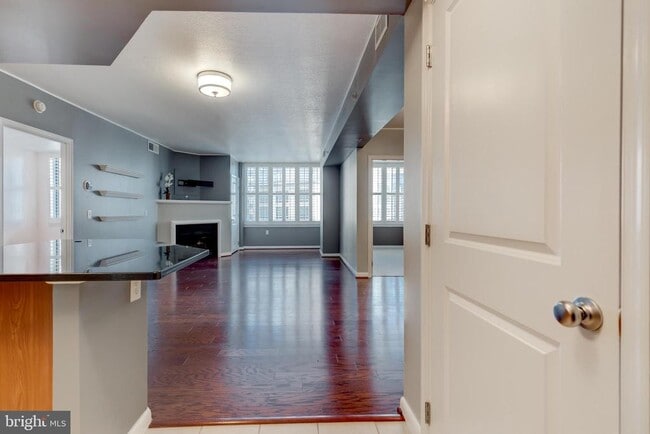 Building Photo - 851 N Glebe Rd Unit 1020