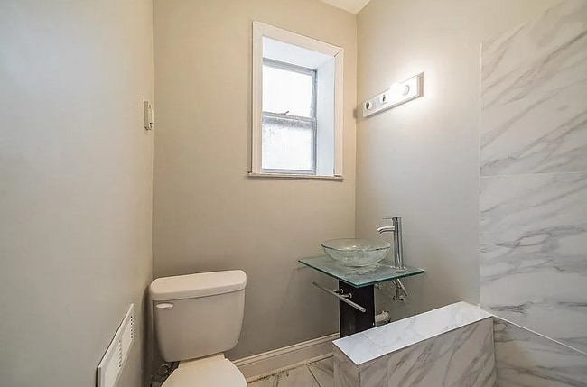 Photo - 6424 Carlton St