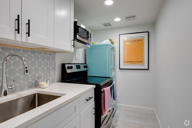 Studio, 1BA - 300SF