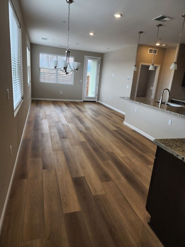 Building Photo - 4/2.5 Modern & Beautiful Townhome in Minden