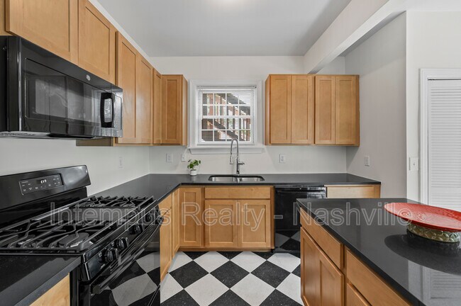Photo - 2529 Ashwood Ave Unit A
