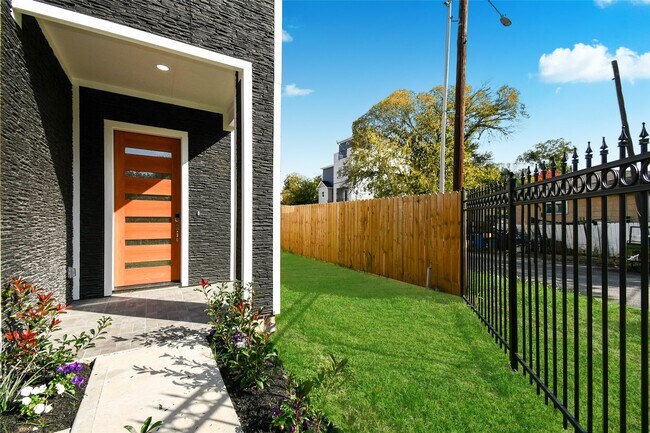 Photo - 3233 Tuam St