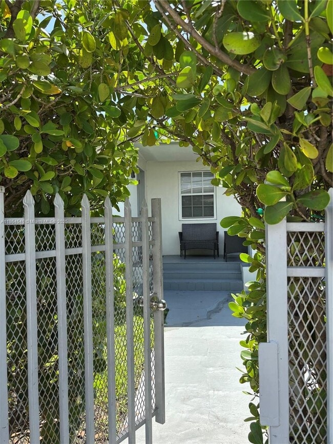 Building Photo - 7515 Dickens Ave Unit 2 Rental