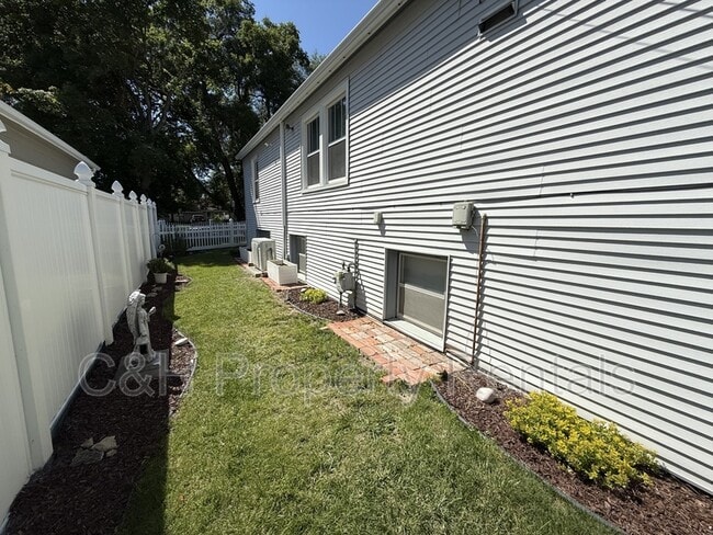 Photo - 2423 Pine St
