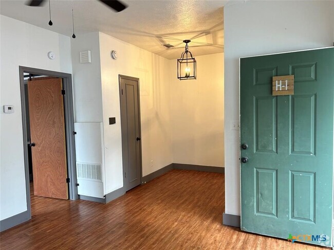 Building Photo - 421 W San Antonio St Unit H1 Rental