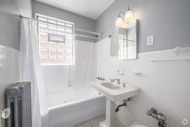 1BR, 1BA - 850SF - Bathroom