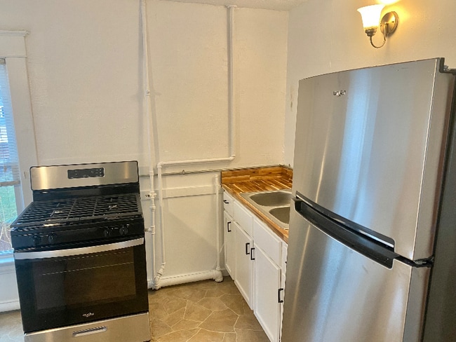 Photo - 947 Logan St SE