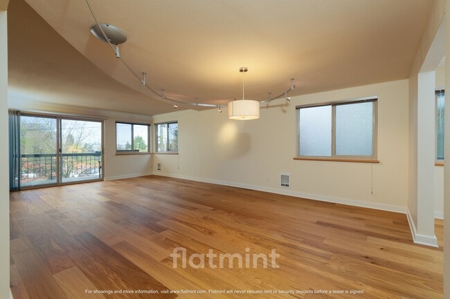 Photo - 732 11th Ave E