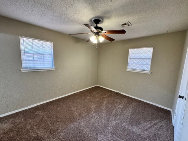 Photo - 2021 Elmhurst Dr