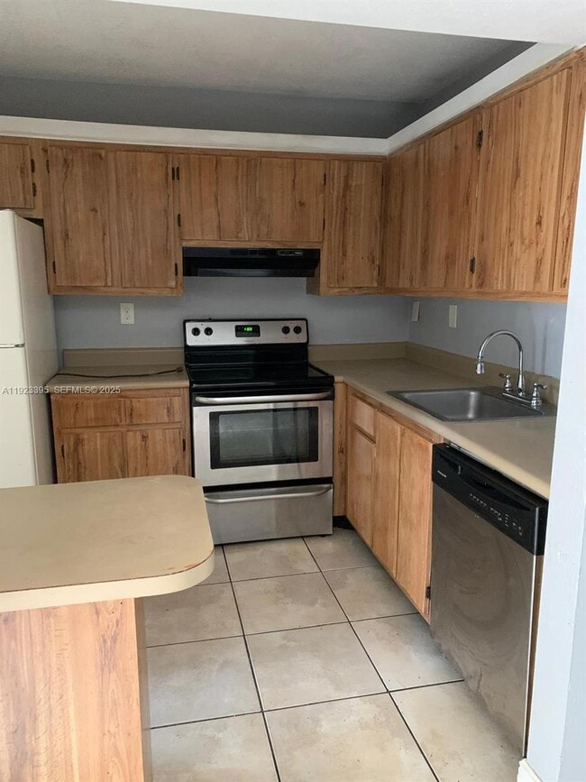 Building Photo - 20320 NE 3rd Ct Unit 7