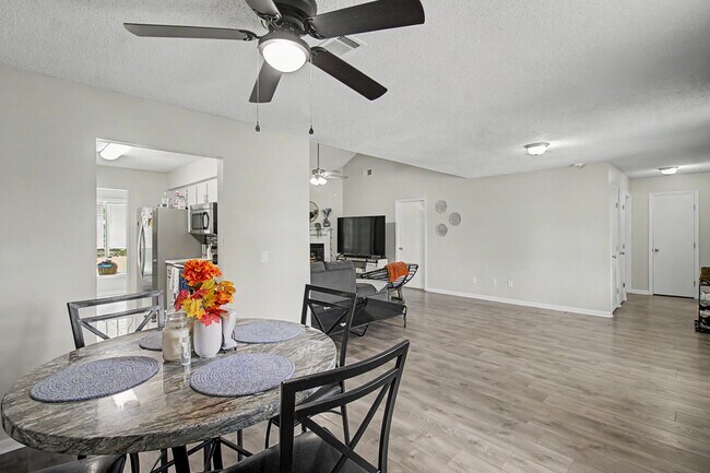 Photo - 703 Woods Ct