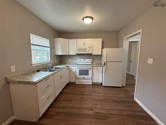 Building Photo - 1102 Bluff St Rental