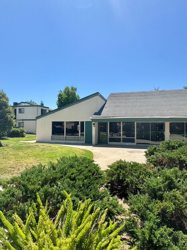 Spacious Upstairs 2-Bedroom, 1.5 Bath Cond... - Spacious Upstairs 2-Bedroom, 1.5 Bath Cond... House