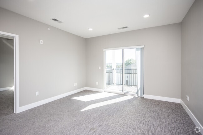 1BR, 1BA - 744-753 SF