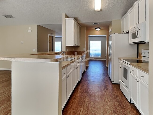 Photo - 1379 Samantha Cir E