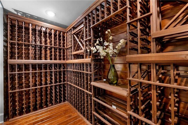 Photo - 582 St Charles Ave NE