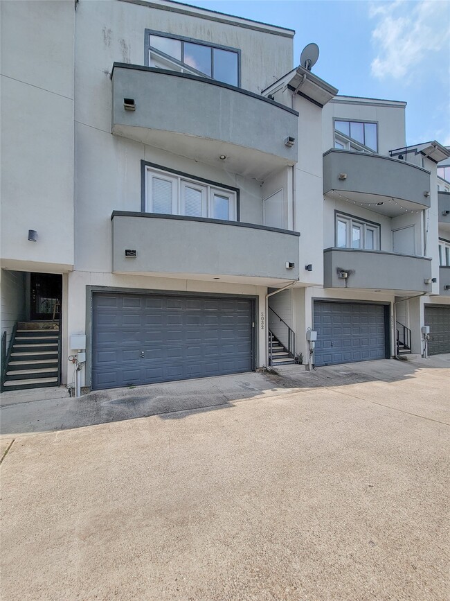 Building Photo - 2032 Tuam St