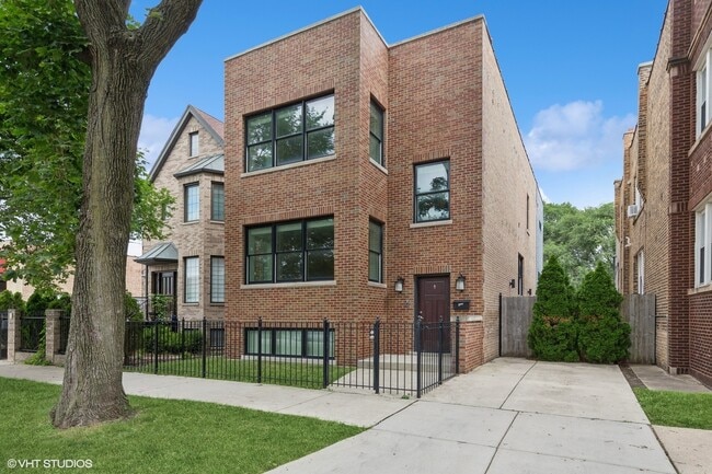 Building Photo - 2342 W Melrose St Rental