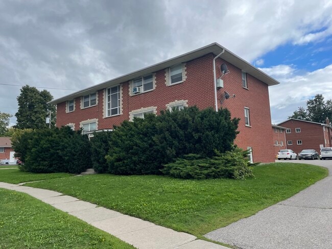 Building Photo - Fantastic 2-Bedroom Apartment for Rent in Oshawa Unit 1