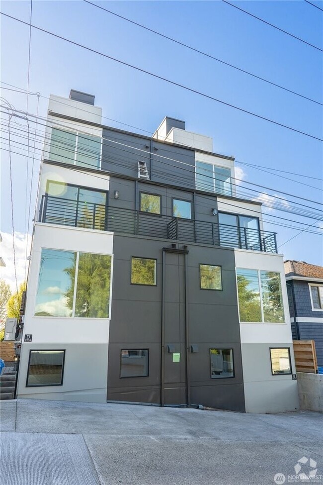 Building Photo - 2Bd/1.75Ba Seattle Townhome