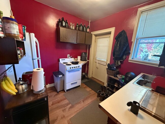 Photo - 214 E 8th St