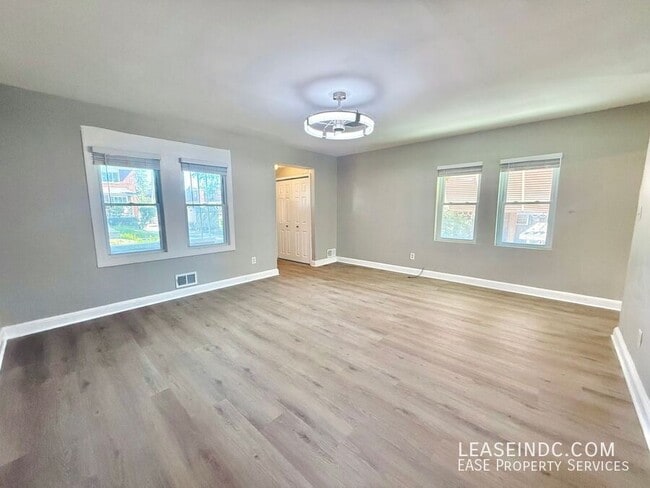 Photo - 733 Crittenden St NE