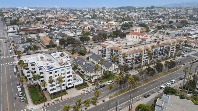 Photo - Beautiful 4-bedroom, 2.5-bath tri-level to... Unidad D Rental