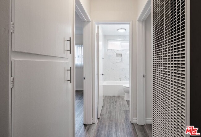 Photo - 13343 Victory Blvd Unit 4