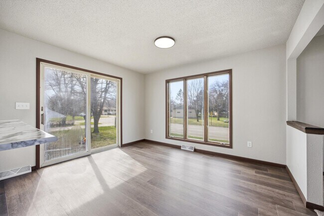 Photo - 609 Lily Ln