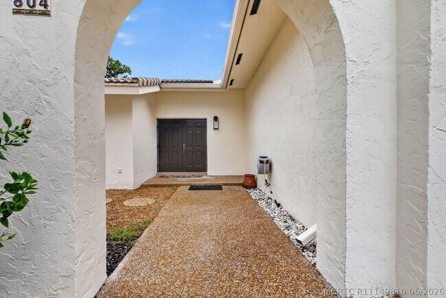 Photo - 804 Foxpointe Cir