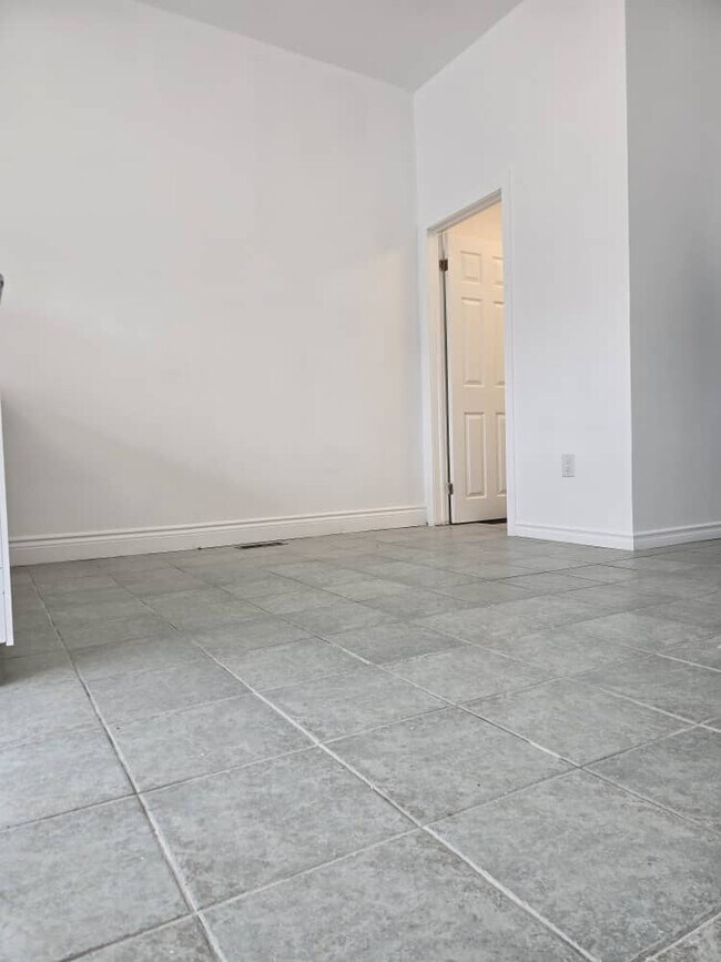 Photo - 502 Somerset St W Unit 1/2