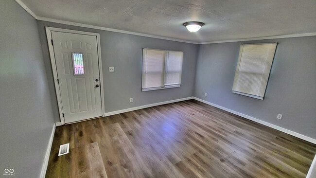 Photo - 332 W 6th St