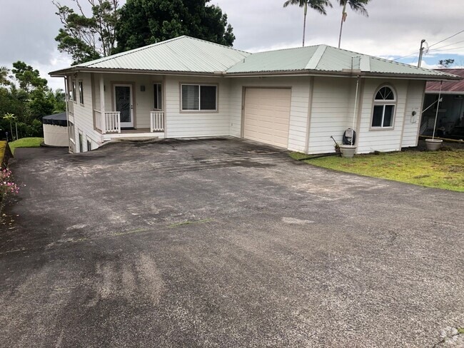 Building Photo - Lovely & spacious 3 bedroom 2 bath home (u...