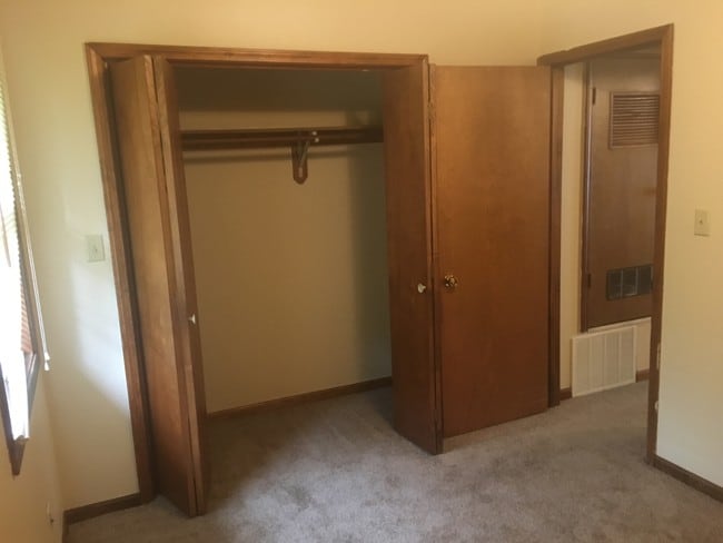 bedroom closet - 614 Cantebury Dr Unidad B